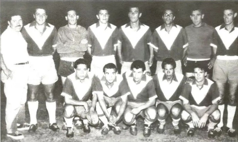 Tacuarembó, un grande del Interior lograba el título de la edición 1960/61. Parados en este registro Emeterio Sánchez, Gualberto Pérez, Ángel Robles, Juan Carlos Álvarez, Raúl Lima, Luis Gracés, Oscar Mendaro y Luis González, agachados: Hugo López, Nelson Pérez, Baltasar Prendes, Aladino Arrúa y Ruben Rodríguez. (Foto: Página oficial de las Asociación de Fútbol de Tacuarembó).  