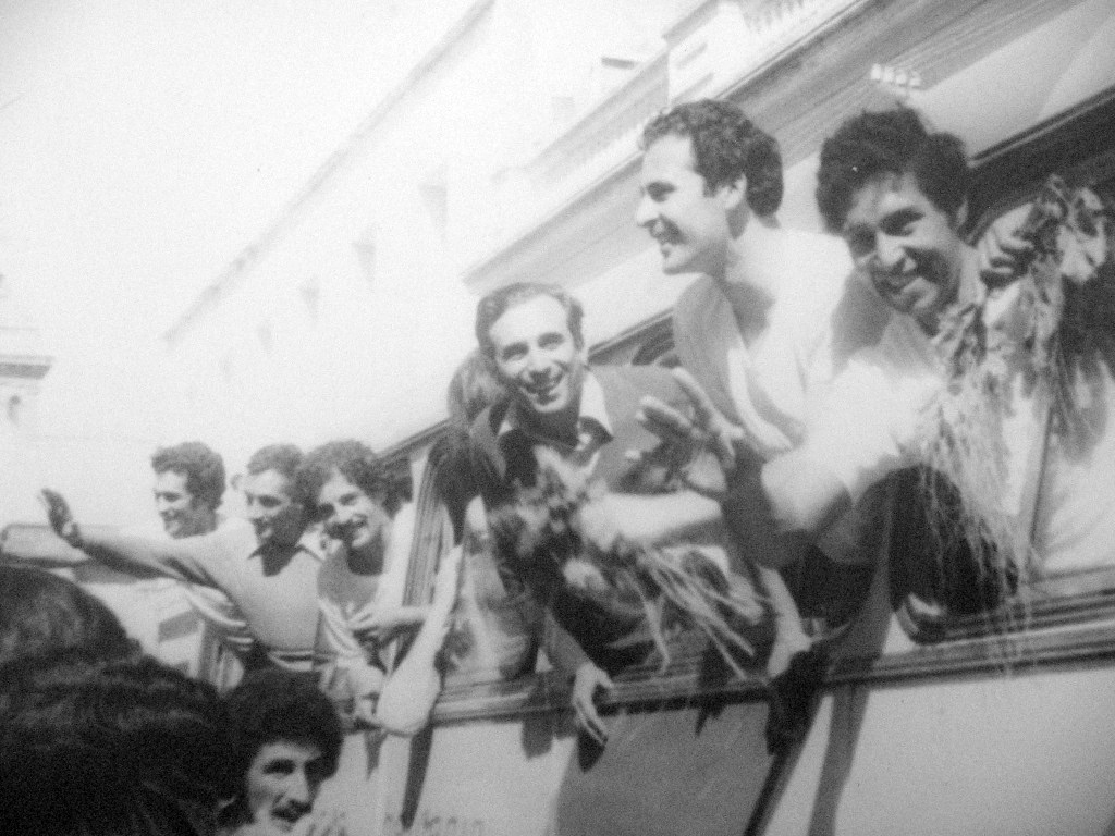 La alegría de los futbolistas de San José en plena caravana por la ciudad maragata (Foto: Colección Pública).