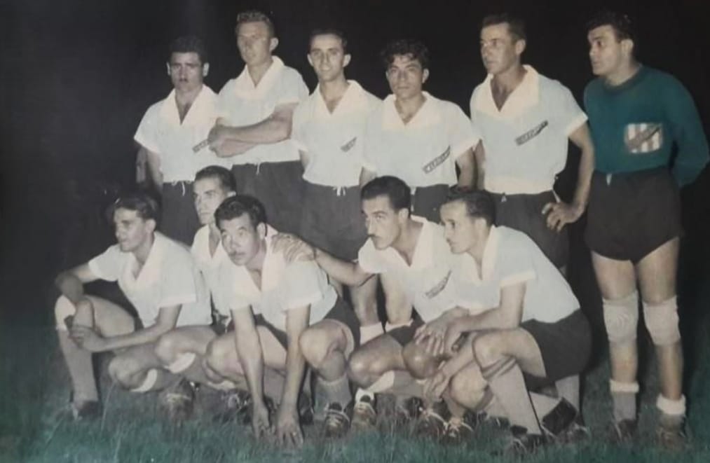 Una de las alineaciones de Flores de aquel año memorable: Parados Rodolfo Barragán, Juan Chupelín, Domingo Reyes, Amaral Palacios, Juan Fagalde y Ramón Vaz; agachados Néstor Urretavizcaya, Emilio Durán, Amuedo Vargas, Carlos Berios y Domingo Moreno. (Foto: Néstor Francia Costa).